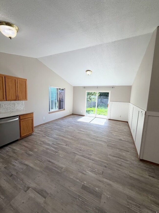 Building Photo - Spacious Keizer Home with Large Fenced Backyard