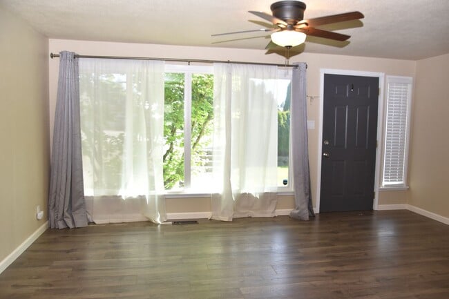 Building Photo - Steilacoom 2 Bed 1 Bath with Large Fenced in Backyard