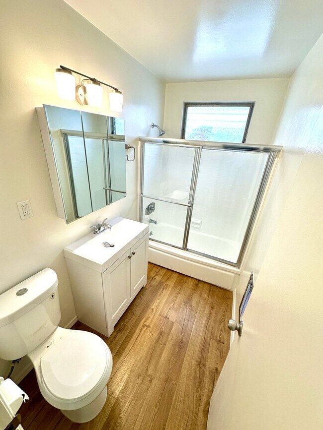 Building Photo - WEST LA: Large & Bright 1 bed/1 bath apart...