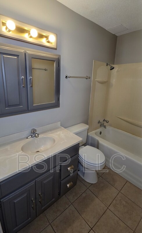 Building Photo - 1141 NE Chester Ave