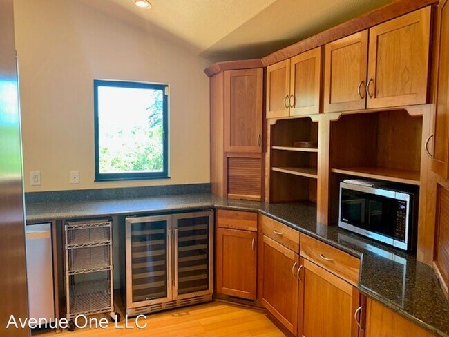 Building Photo - 3 br, 3 bath House - 8438 32nd Ave SW