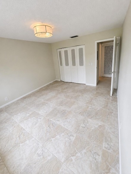 Building Photo - 421 S Lakeside Dr