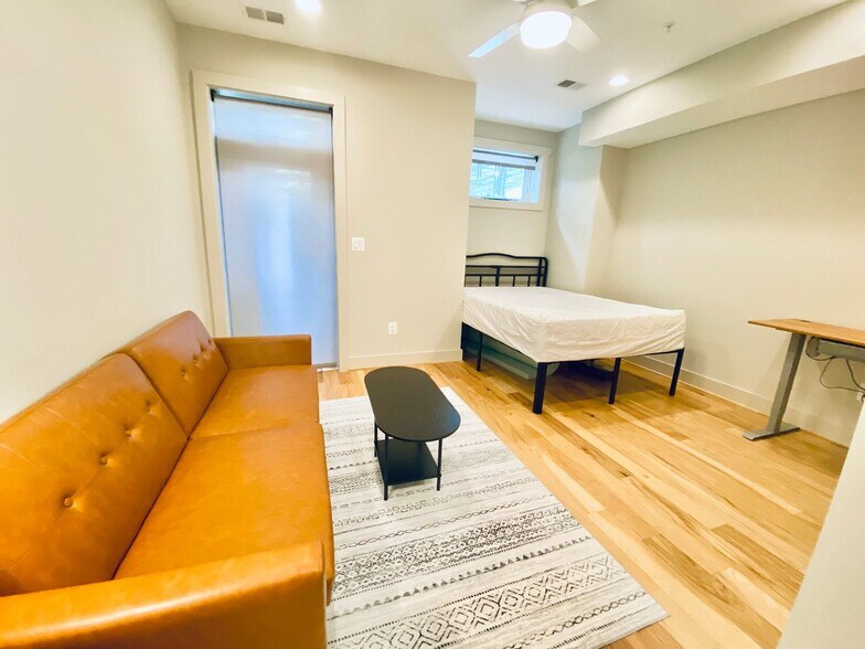 Private Living Space - 527 Longfellow St NW