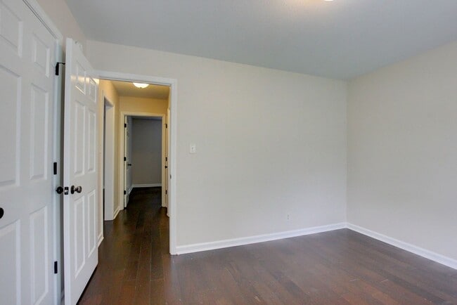 Building Photo - 3 bed 2 bath w sweet basement.  Go