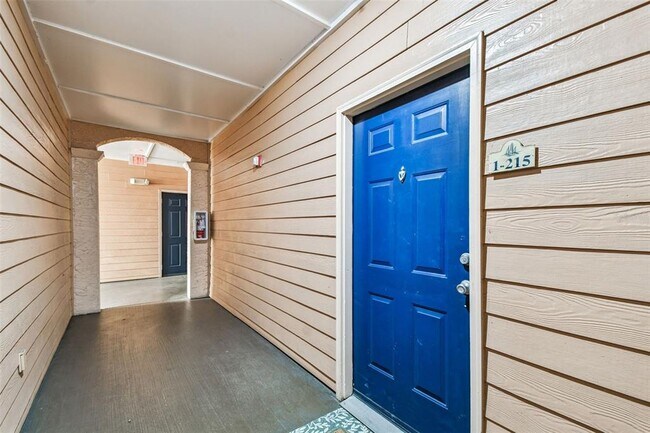 Building Photo - 5000 Culbreath Key Way