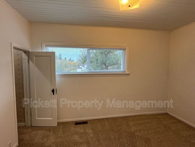 Building Photo - 17900 Noll Rd NE