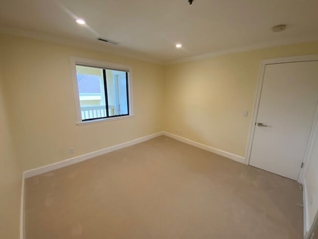 Building Photo - Bright & Stylish Monterey Condo