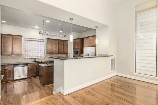 Building Photo - 5227 Lillian St