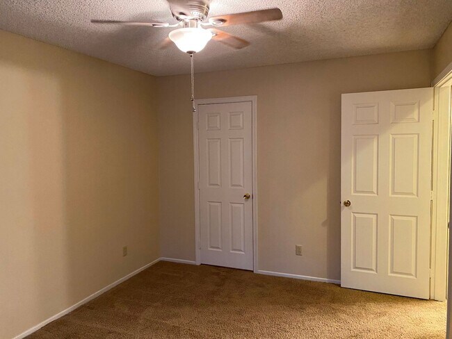 Building Photo - 101 Luna Way
