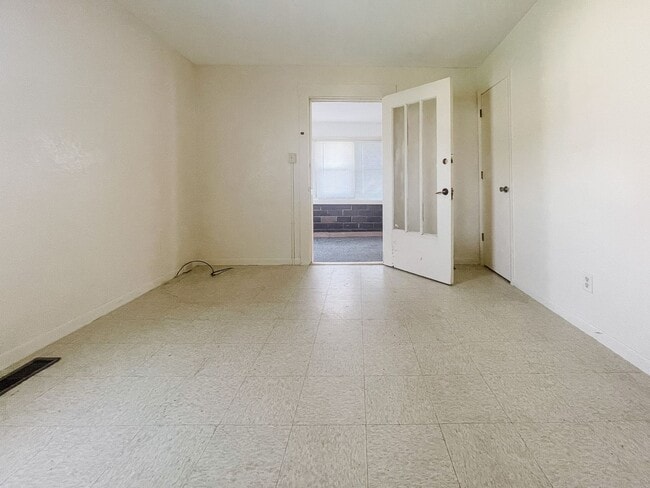 Building Photo - Coming Soon in Muncie! 3 Bed / 1 Bath House — Pet Friendly! Washer & Dryer Hookups!