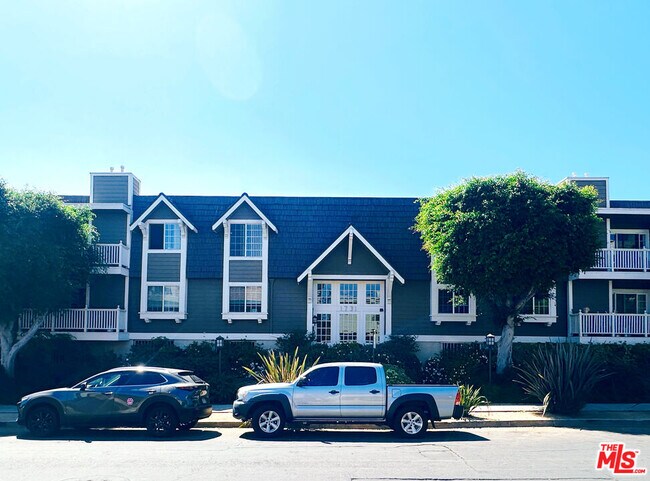 Building Photo - 1731 Barry Ave