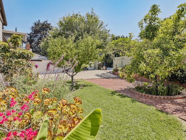 Beautifully Landscaped - 4009 Beverly Glen Blvd