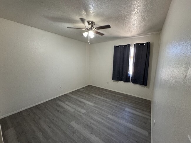Building Photo - Maryvale 3br Townhome