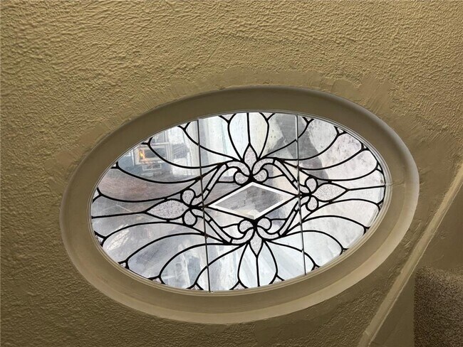 Building Photo - 84 Isabel St W