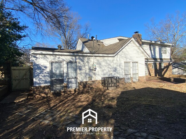 Building Photo - Spacious 4BR/2BA Memphis Home with Den, Fireplace & 2-Car Garage
