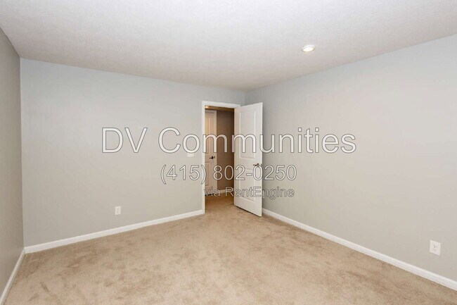 Building Photo - 7226 Hillsview Dr