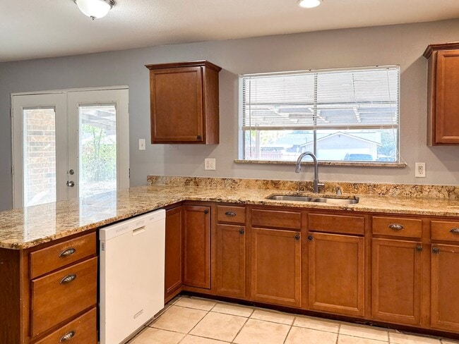 Building Photo - 3 Bedroom / 2 Bath