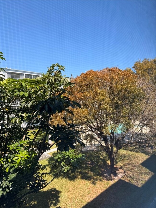 Building Photo - 218 NE 12th Ave