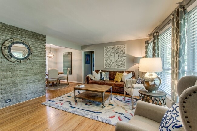 Building Photo - Crieve Hall Ranch with Studio