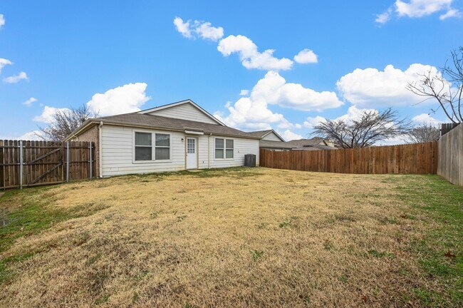 Building Photo - NEWLY REFRESHED* 3 Bedroom, 2 Bathroom in ...