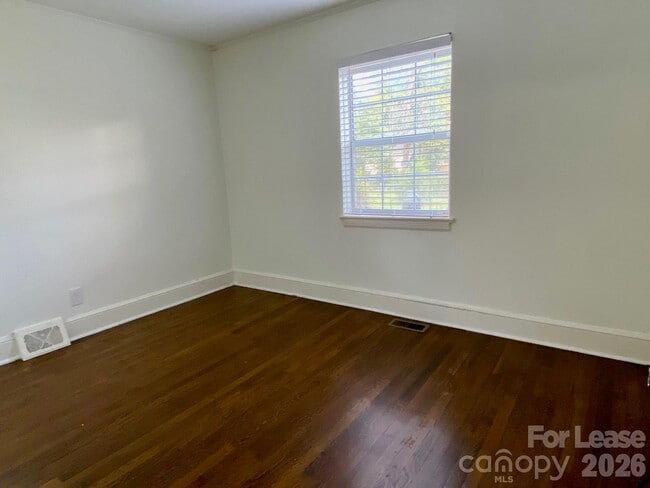 Building Photo - 1417 Cortland Rd W