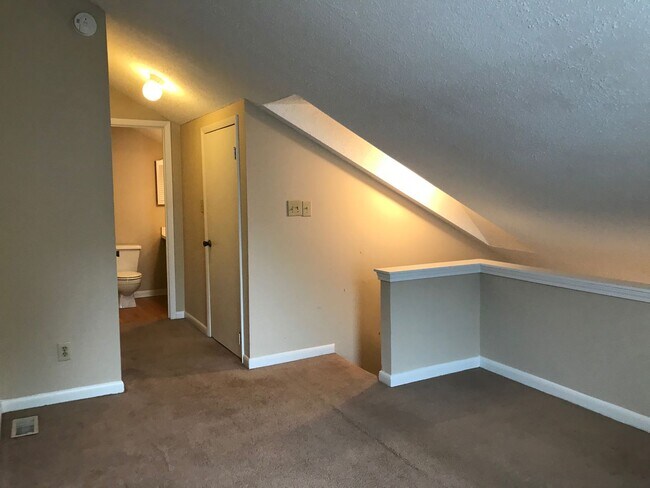 Building Photo - Quiet 2 story condo super close to the beach!