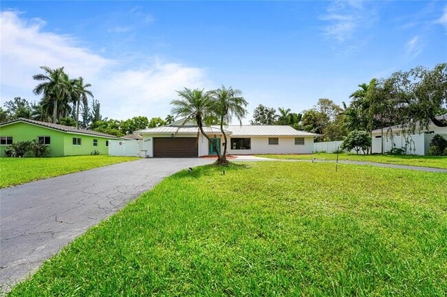 Building Photo - 1120 E Tropical Way