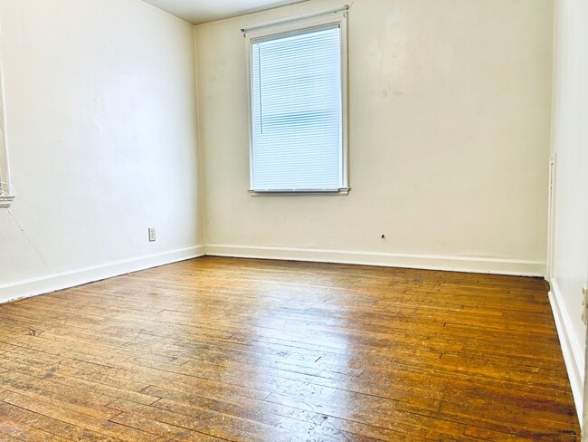 Building Photo - Spacious 2 Bedroom Home