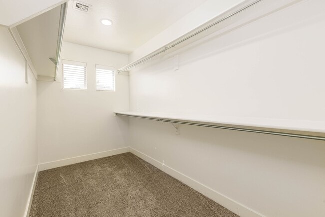 Building Photo - 4 bed | 2 1/2 bath | 2 car garage in Deser...