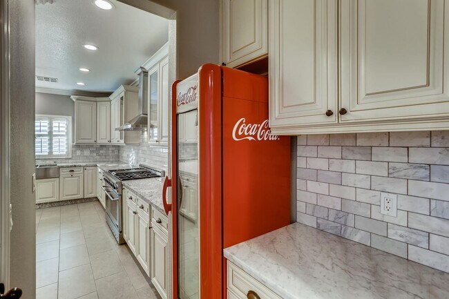 Building Photo - Stunning 4 Bedroom /4bath in Summerlin
