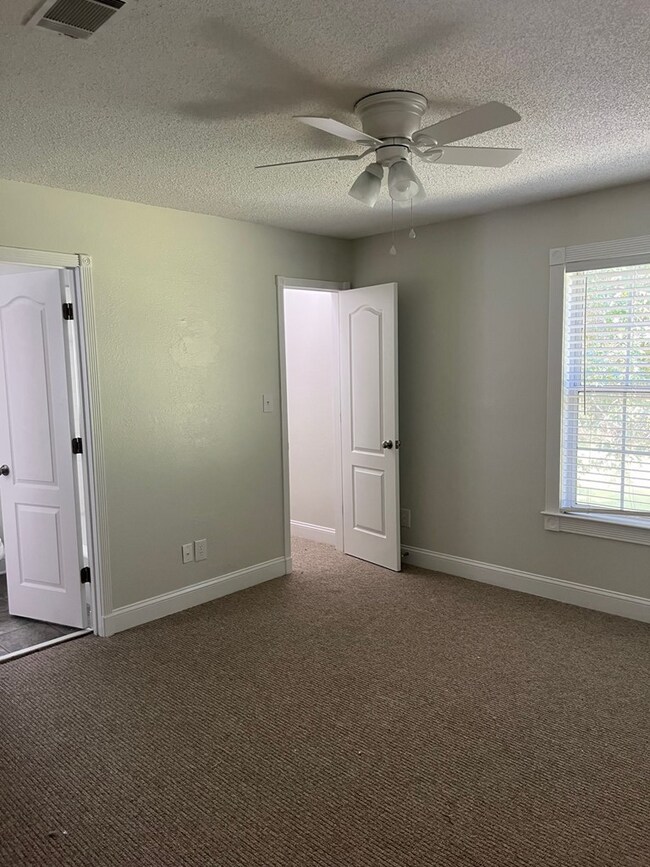 Building Photo - 137 Cove Landing Dr