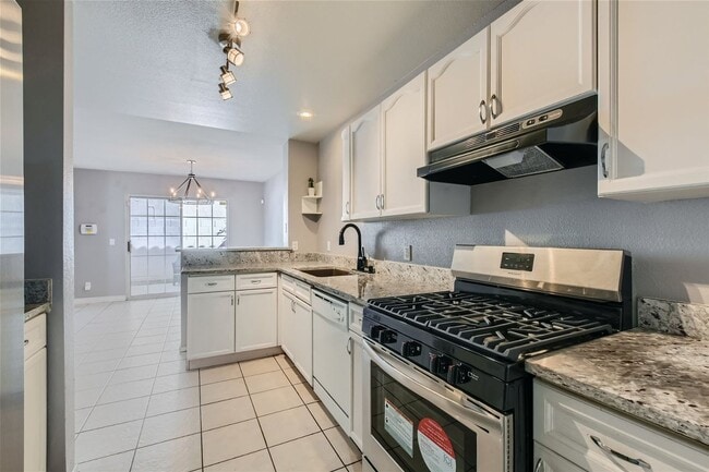 Building Photo - Gorgeous 2 Story Townhome Near Summerlin in Gated Community - (Ready April 1,2026)
