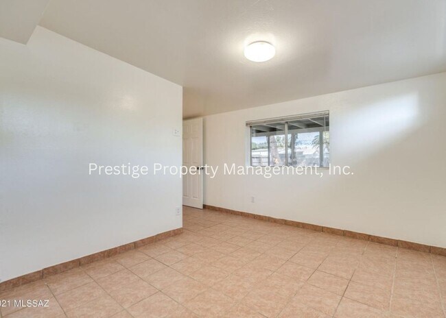 Building Photo - Charming, Updated  Brick Home in Central Tucson with Huge Yard!