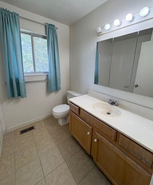 Building Photo - 3 Bedroom / 2 Bath Home in Bountiful!