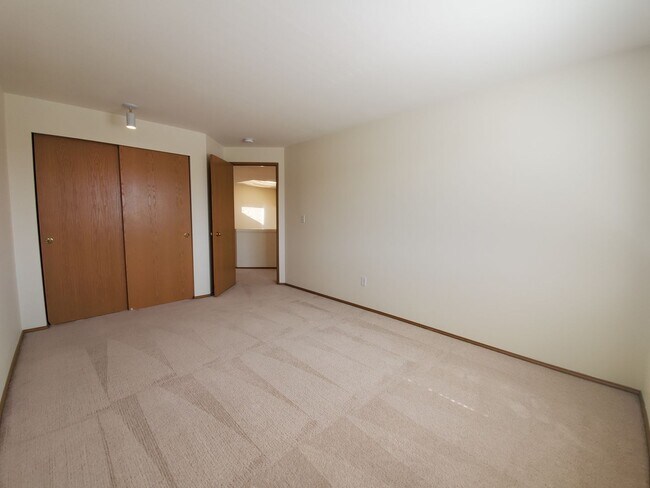 Building Photo - 4-Bedroom, 2.5-Bath located in Horn Rapids...