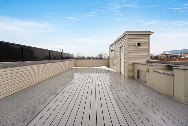 Building Photo - 290 Griffith St