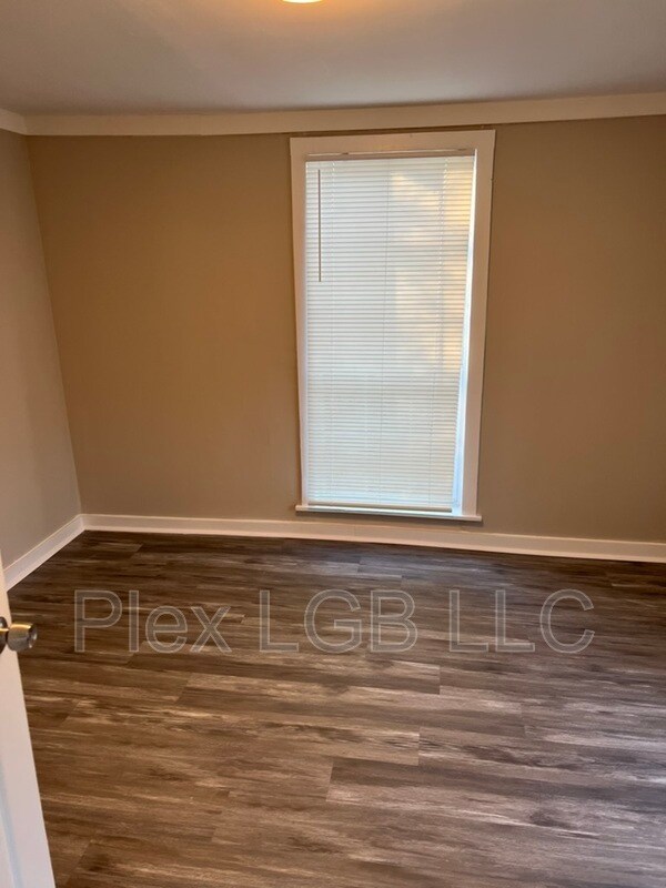 Building Photo - 405 Render St