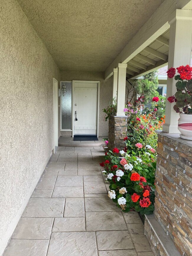 Building Photo - Single story 3 bed, 2 bath home on a large...