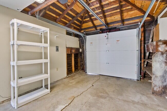 Building Photo - Bright, Clean and Cozy 2BR, 1BA Single Fam...