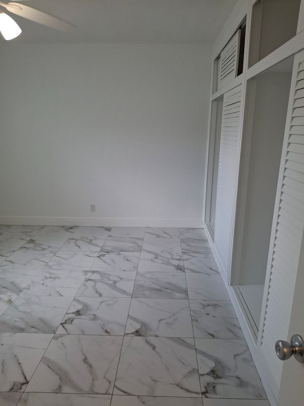 Building Photo - 5050 Bayview Dr