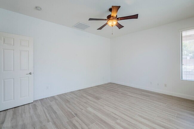 Building Photo - 2407 W Fawn Dr