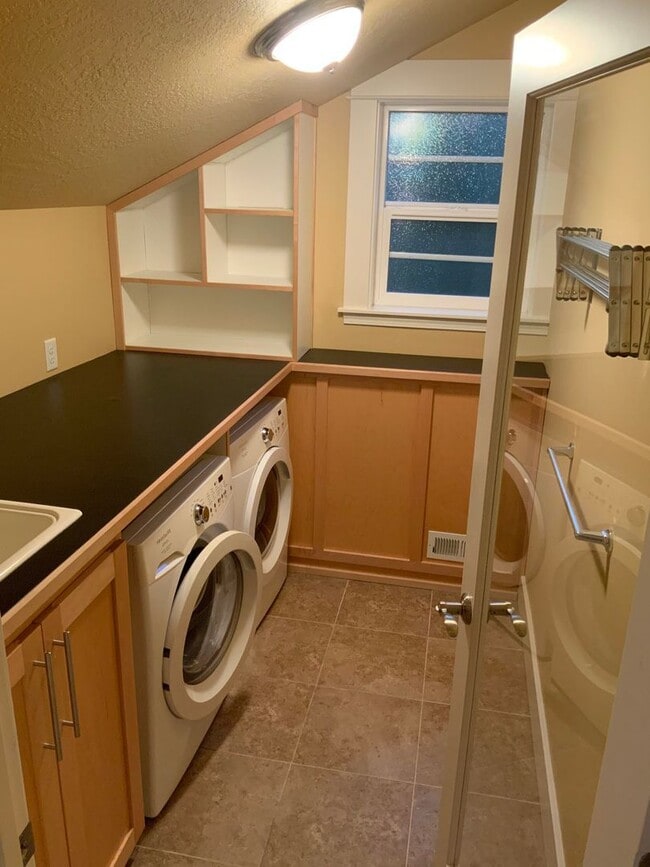 Building Photo - A Must See! 4 Bedroom House in North Eugene