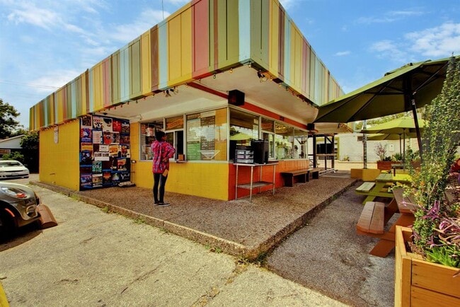 Building Photo - 1900 Cedar Ave