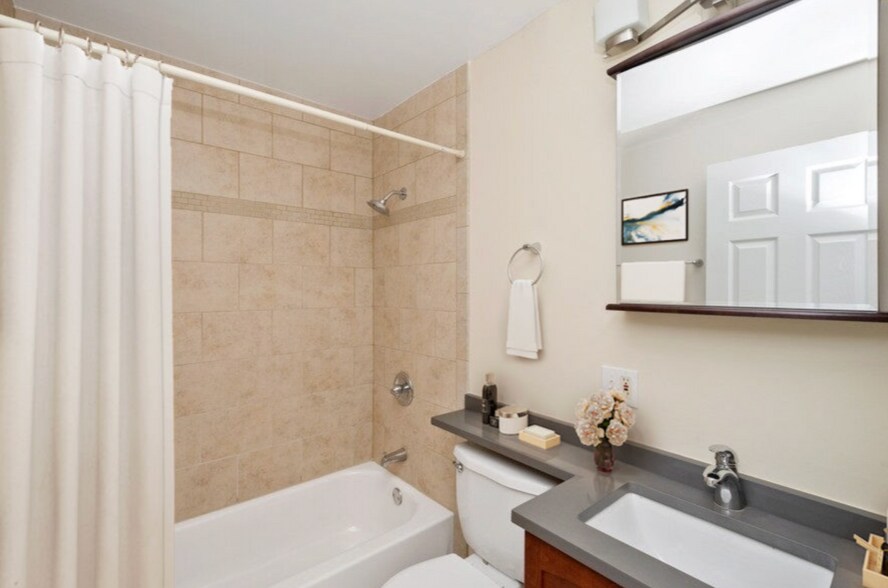 Building Photo - 555 W Arlington Pl