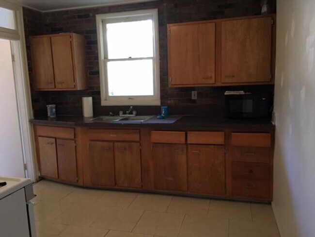 Building Photo - Private Guy Room in 5 bedroom 2 bath triplex