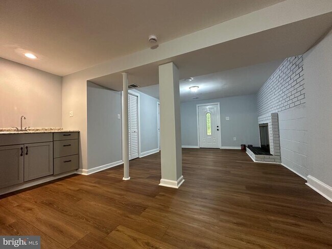 Building Photo - 14451 Village Dr
