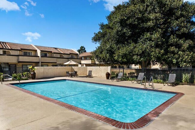 Building Photo - Villa Camarillo Apartments