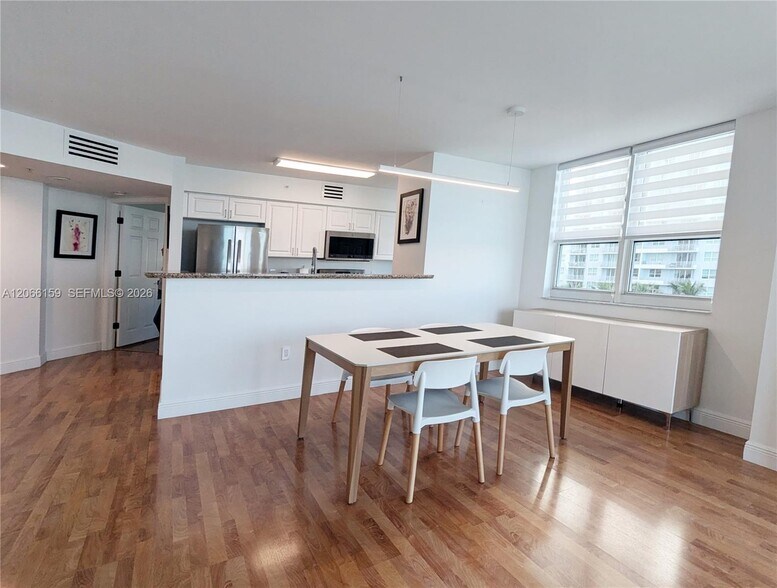 Building Photo - 1155 Brickell Bay Dr