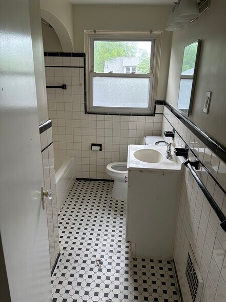 Main Bathroom with Shower & Tub - 15205 Maplewood Ave