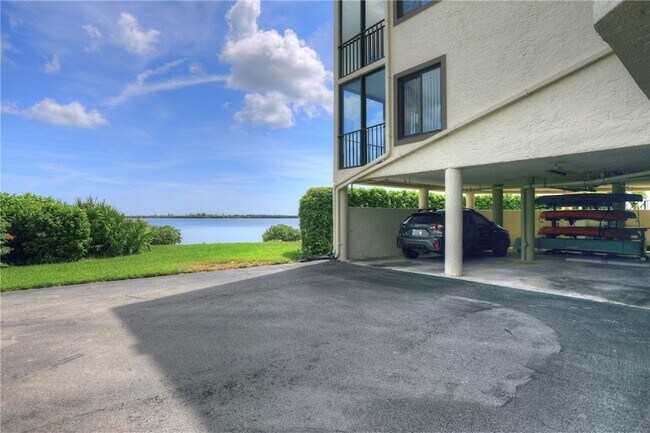 Building Photo - 9612 Riverside Dr